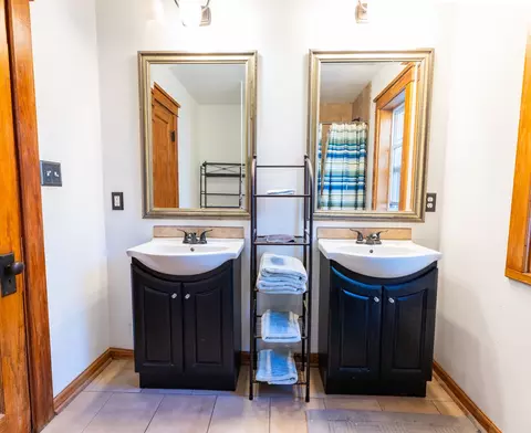 Bath - 360 W Illinois Ave, Aurora, IL 60506 photo 2 of 4