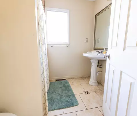 Bath - 360 W Illinois Ave, Aurora, IL 60506 photo 3 of 4