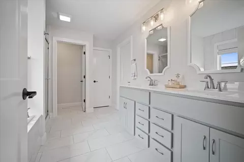 Bath - 5116 Longfield Rd, Bloomington, IL 61705 photo 2 of 5