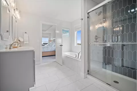 Bath - 5116 Longfield Rd, Bloomington, IL 61705 photo 3 of 5