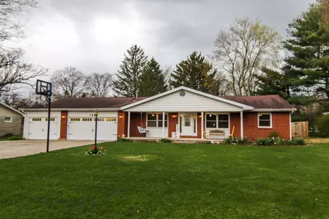 108 Hickory Ln, Villa Grove, IL 61956