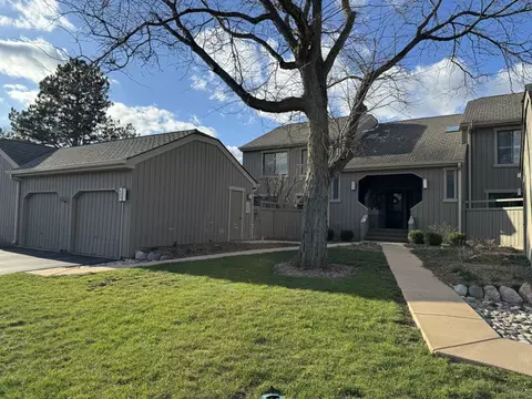 950 Fairway Cir #A, Lake Barrington, IL 60010