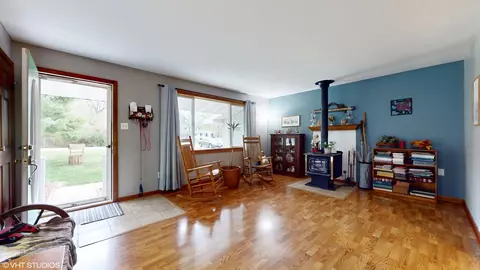 Living - 6360 Peart Rd, Morris, IL 60450 photo 3 of 5