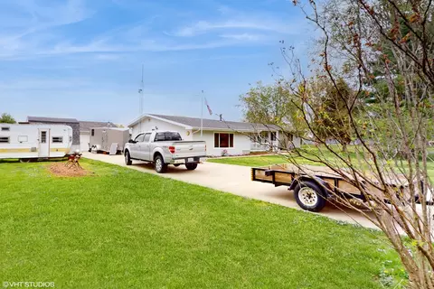 Exterior - 6360 Peart Rd, Morris, IL 60450 photo 3 of 9