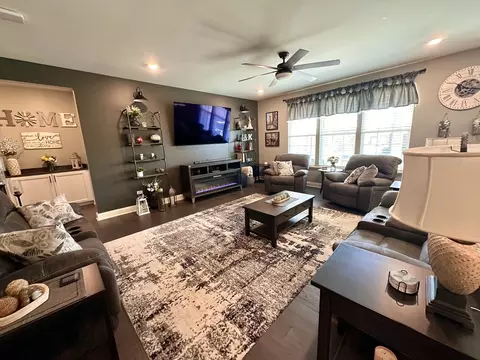 802 Feeney Dr, Minooka, IL 60447 photo 3