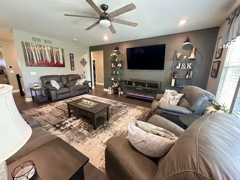 802 Feeney Dr, Minooka, IL 60447 photo 4