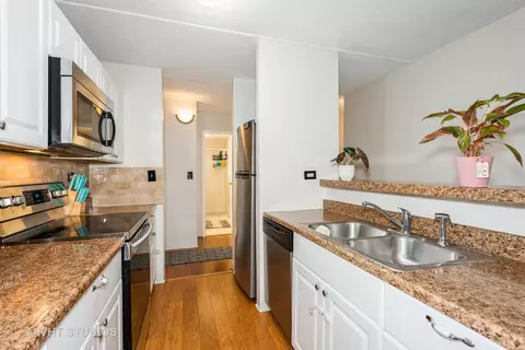 Kitchen - 5550 Astor Ln #101, Rolling Meadows, IL 60008 photo 2 of 2
