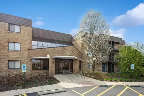 Exterior - 5550 Astor Ln #101, Rolling Meadows, IL 60008 photo 3 of 7