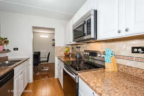 Kitchen - 5550 Astor Ln #101, Rolling Meadows, IL 60008 photo 1 of 2