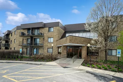 Exterior - 5550 Astor Ln #101, Rolling Meadows, IL 60008 photo 2 of 7