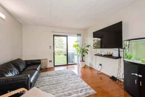 Living - 5550 Astor Ln #101, Rolling Meadows, IL 60008 photo 2 of 3