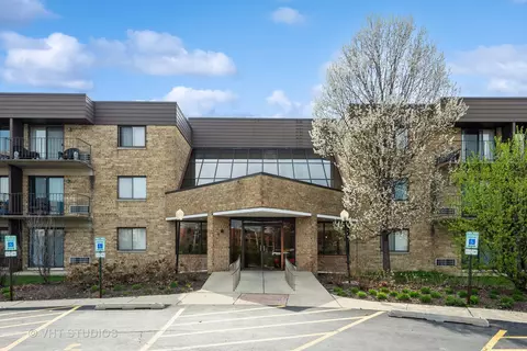 5550 Astor Ln #101, Rolling Meadows, IL 60008
