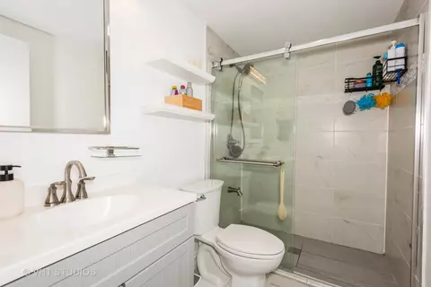 Bath - 5550 Astor Ln #101, Rolling Meadows, IL 60008 photo 1 of 1