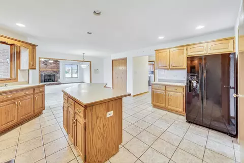 Kitchen - 19221 Brompton Ct, Mokena, IL 60448 photo 4 of 5
