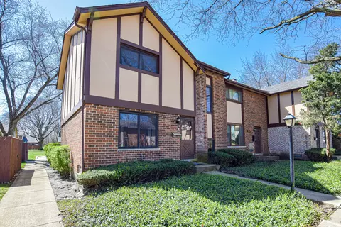 18 W169 Buckingham Ln, Villa Park, IL 60181