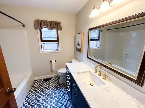 Bath - 38 W652 Sunvale Dr, Elgin, IL 60124 photo 3 of 4