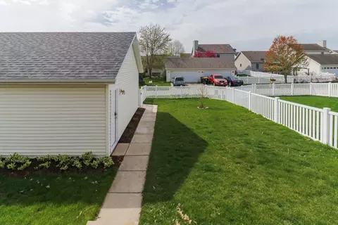 Exterior - 1113 Bull St, Normal, IL 61761 photo 6 of 11