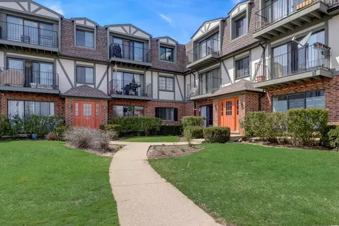 120 Steeple Dr #B, Buffalo Grove, IL 60089