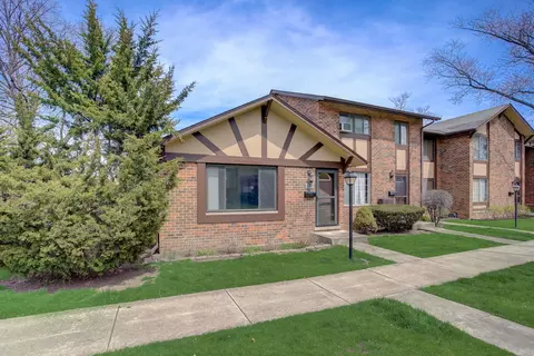17 W710 Kirkland Ln, Villa Park, IL 60181