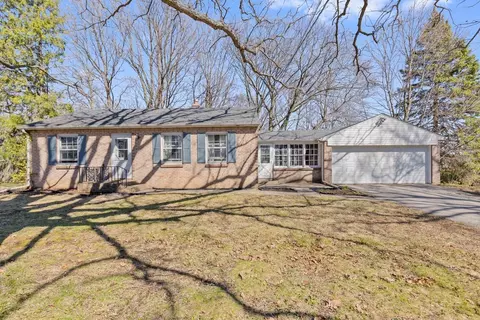 1512 Hillcrest Rd, Rockford, IL 61108