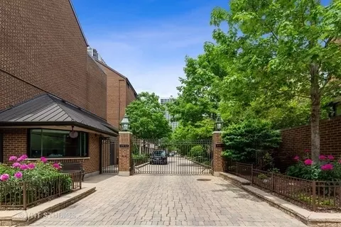 1342 N Sutton Pl, Chicago, IL 60610