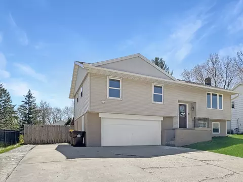 3289 Knox Dr, Freeport, IL 61032