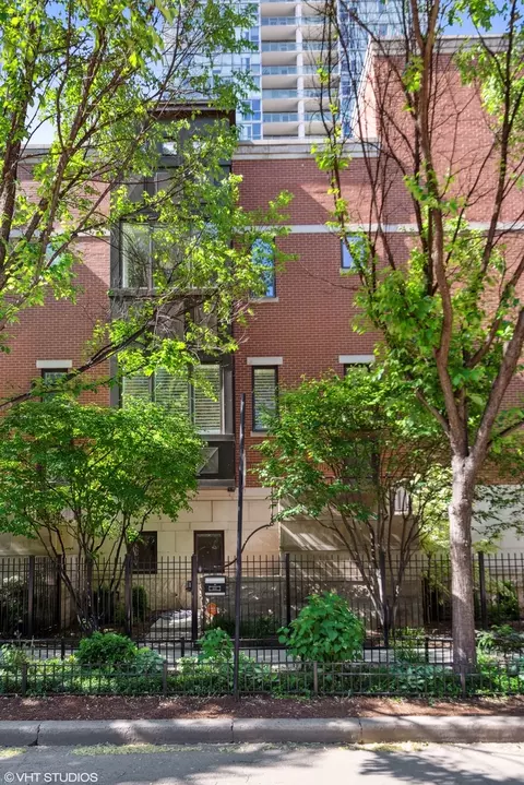 446 W Superior St, Chicago, IL 60654
