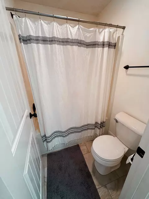 Bath - 3901 Anabelle Dr, Bloomington, IL 61704 photo 5 of 8
