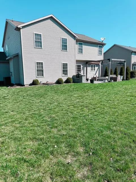 Exterior - 3901 Anabelle Dr, Bloomington, IL 61704 photo 3 of 9