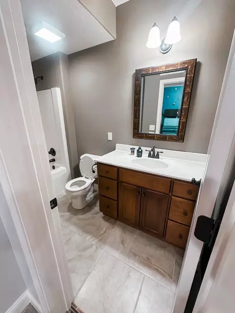 Bath - 3901 Anabelle Dr, Bloomington, IL 61704 photo 8 of 8