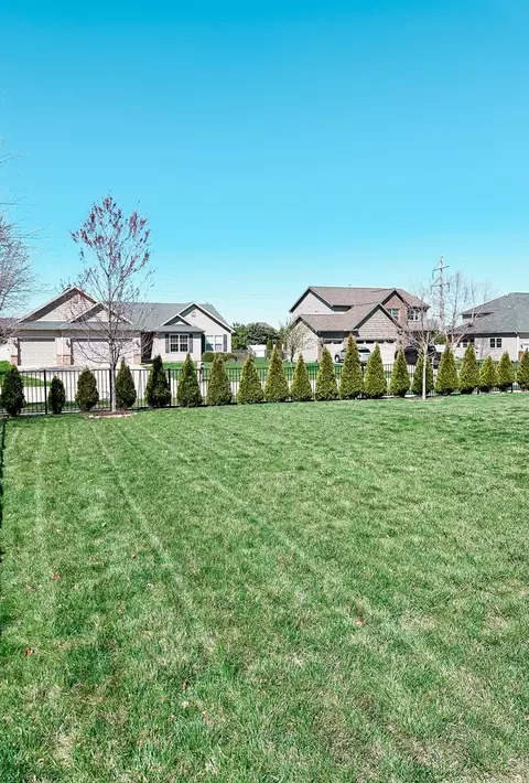 Exterior - 3901 Anabelle Dr, Bloomington, IL 61704 photo 4 of 9