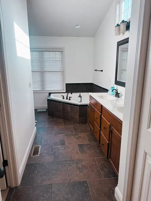 Bath - 3901 Anabelle Dr, Bloomington, IL 61704 photo 3 of 8