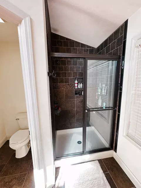 Bath - 3901 Anabelle Dr, Bloomington, IL 61704 photo 2 of 8