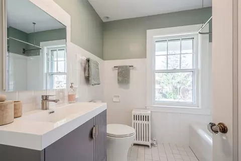 Bath - 2235 Wesley Ave, Evanston, IL 60201 photo 2 of 4