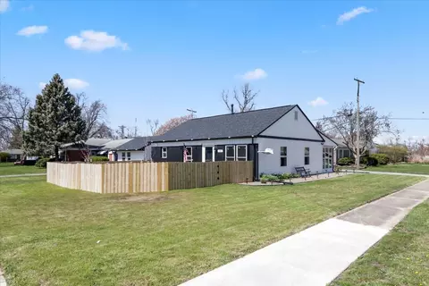 240 Robinhood Ln, Bloomington, IL 61701