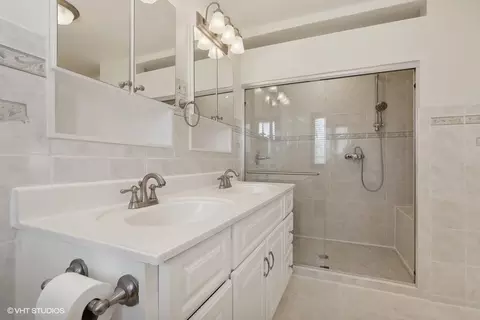 Bath - 301 Brookwood Dr, Olympia Fields, IL 60461 photo 3 of 4