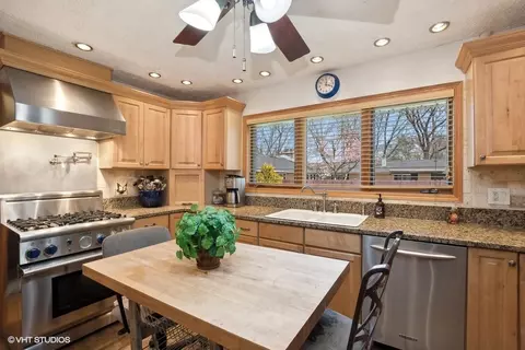 Kitchen - 301 Brookwood Dr, Olympia Fields, IL 60461 photo 2 of 4