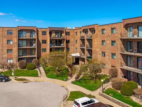 601 W Huntington Commons Rd #205, Mount Prospect, IL 60056