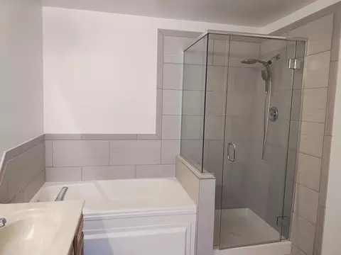 Bath - 1305 Nutmeg Ct #A, Mount Prospect, IL 60056 photo 2 of 4