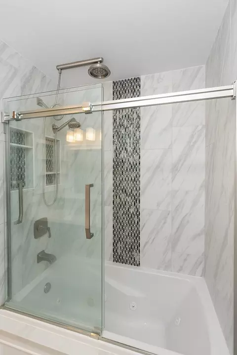 Bath - 1508 Arbor Ln, Elgin, IL 60123 photo 2 of 4