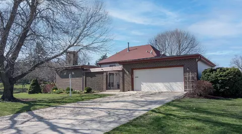635 Joanne Ln, Dekalb, IL 60115