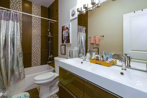 Bath - 2153 N Stave St, Chicago, IL 60647 photo 5 of 5