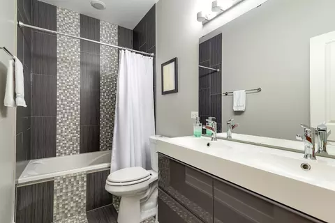 Bath - 2153 N Stave St, Chicago, IL 60647 photo 2 of 5