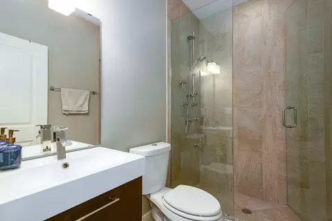 Bath - 2153 N Stave St, Chicago, IL 60647 photo 3 of 5