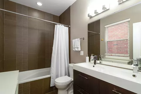 Bath - 2153 N Stave St, Chicago, IL 60647 photo 1 of 5