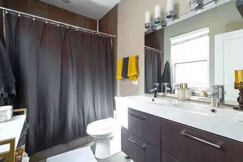 Bath - 2153 N Stave St, Chicago, IL 60647 photo 4 of 5