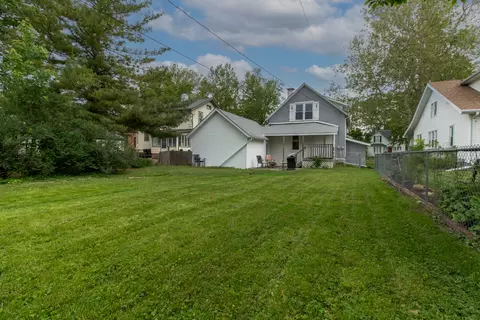 Exterior - 2015 E Jackson St, Bloomington, IL 61701 photo 4 of 6