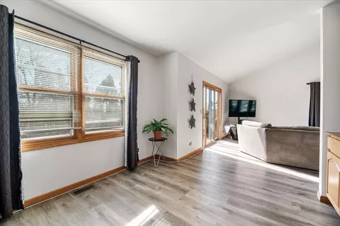Living - 2313 Bluejay Trl, Elgin, IL 60123 photo 4 of 7
