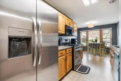 Kitchen - 2313 Bluejay Trl, Elgin, IL 60123 photo 2 of 3