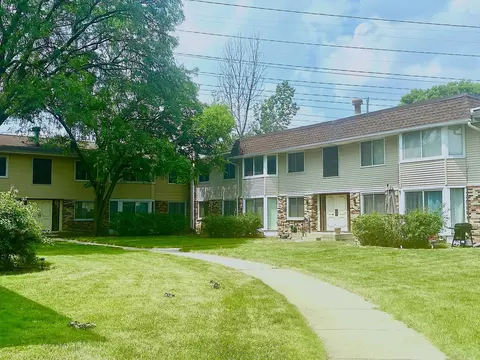 3104 Roberts Dr #8, Woodridge, IL 60517